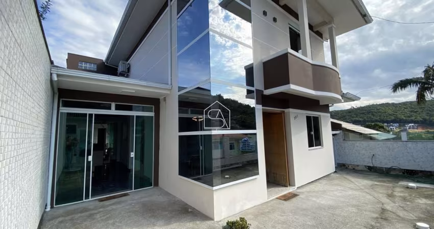 Casa com 3 dormitórios com suíte e piscina em Forquilhas-São José