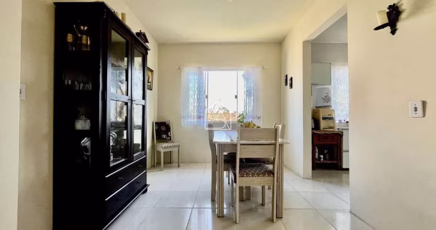 Casa com 03 dormitórios em Barreiros