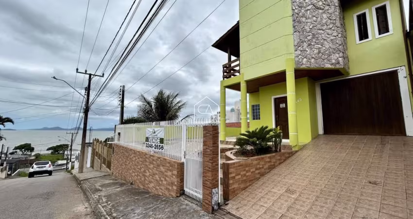 Casa de 2 andares  com 3 dormitórios sendo 1 suíte com amplo terreno em Serraria