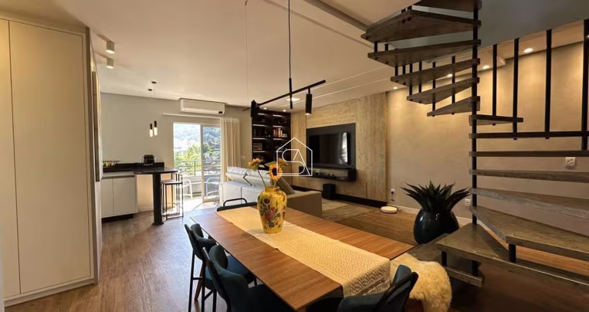 Ampla cobertura duplex mobiliada com área gourmet na Pedra Branca, Palhoça/SC