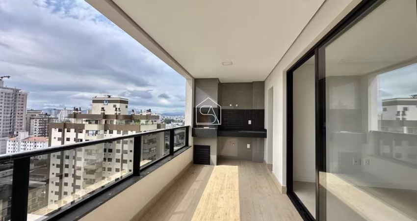 Amplo apartamento com 04 dormitórios, e vista mar de todos os cômodos.