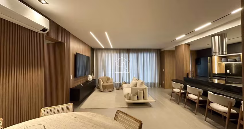 Apartamento mobiliado com 03 suítes, em Jurerê, à poucos passos da praia .