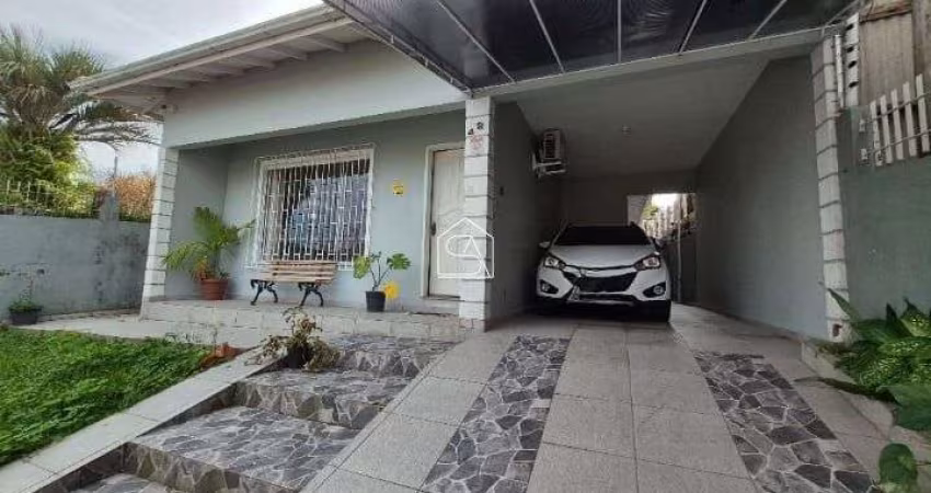 Ampla Casa com 4 Dormitórios, sendo 1 Suíte com Hidromassagem em Capoeiras.