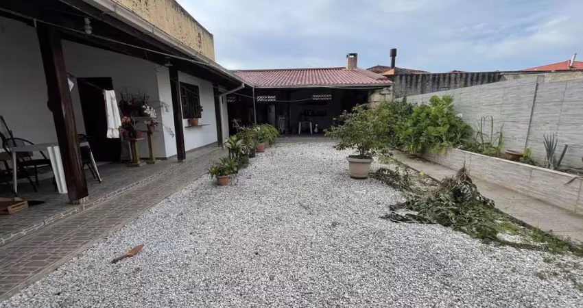 Casa com 400 metros sozinha no terreno localizada em Areias, São José SC