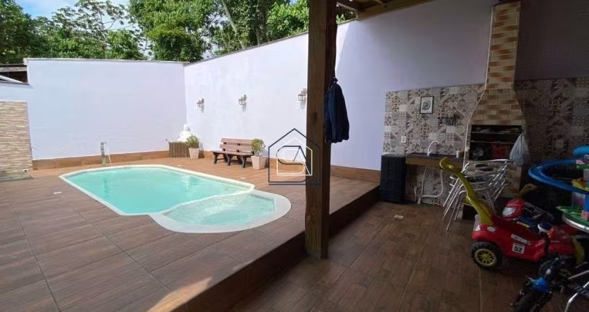 Casa com piscina á venda,  financiável. Localizada em Forquilhas São José.