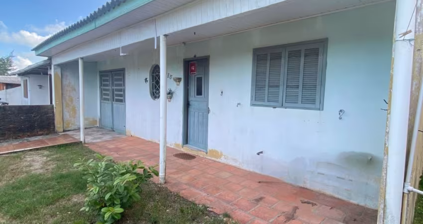 Casa sozinha no patio com dois dormitorios 500 metros do mar