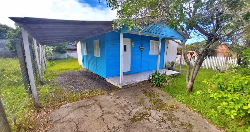 Casa mobiliada em localização privilegiada, a 350m do mar no bairro Salinas, em amplo terreno escriturado, medindo 300m²