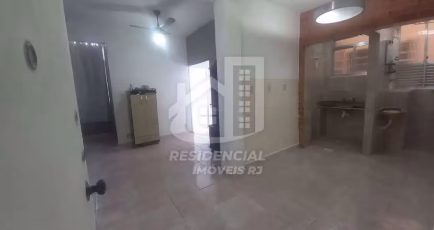 A 600m do shopping tijuca: apartamento reformado com suíte