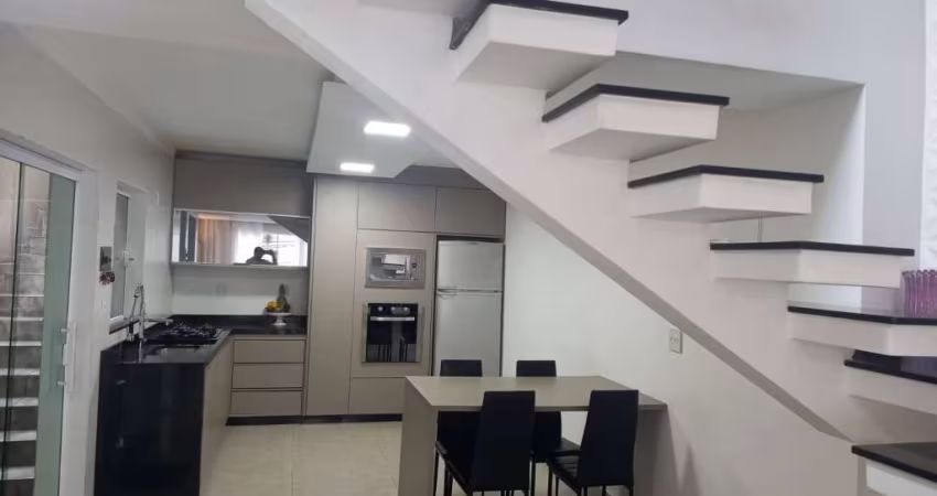 Sobrado com 200 m² sendo 2 Dormitorios e 2 Suítes e 2 Vagas de Garagens