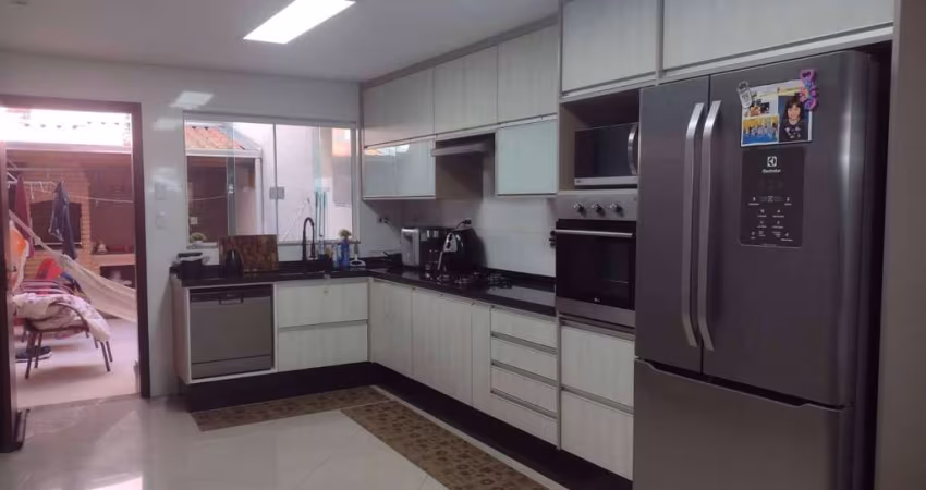 Sobrado 156 metros 3 Dormitorios sendo 1 Suite e 2 vagas de Gargens
