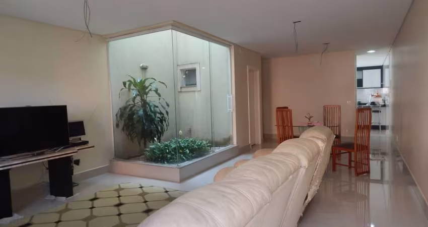 Sobrado com 245 m² 3 Doemitorios sendo 3 Suites e 5 Vagas de Garagens