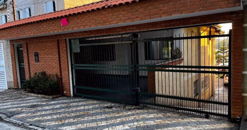 Sobrado com 205m² de área útil em 300m² de terreno 4 Dormitórios .