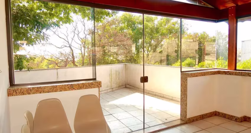 Casa á venda, 700m², 1 sala comercial de 80m² e garagem com10 vagas!