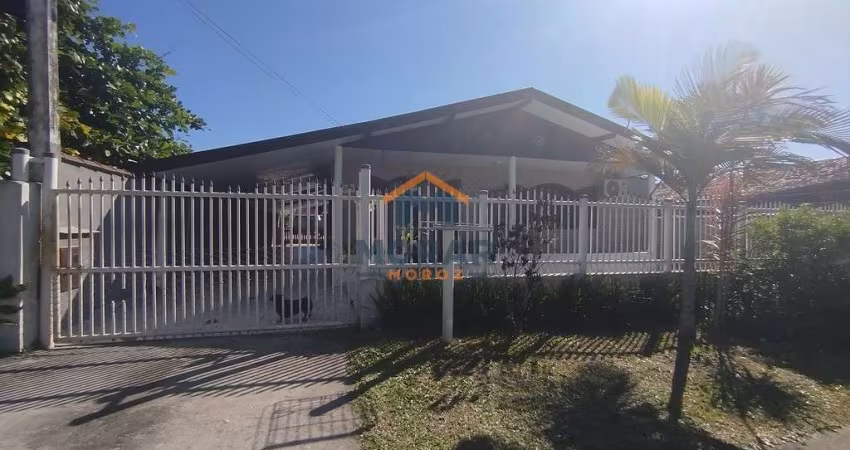 Residência com Suíte e Piscina no Carmery