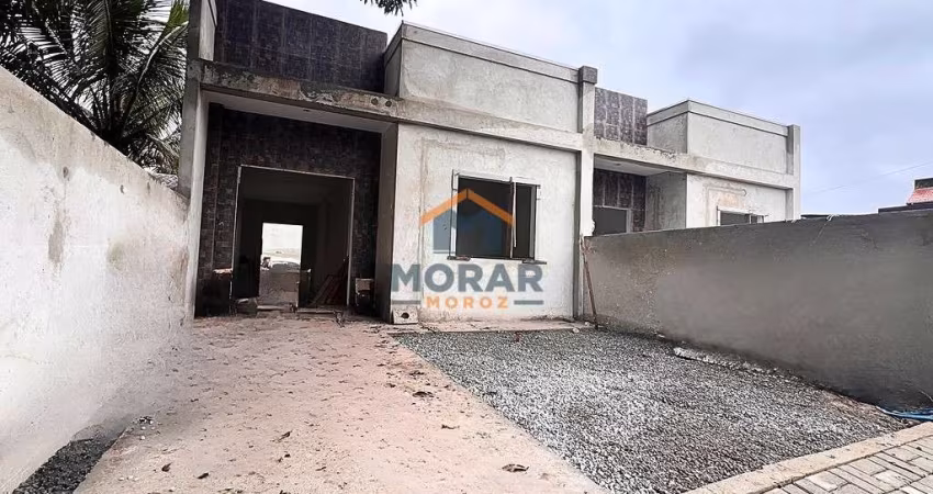 Casa com 03 dormitorios e Piscina Praia de Leste