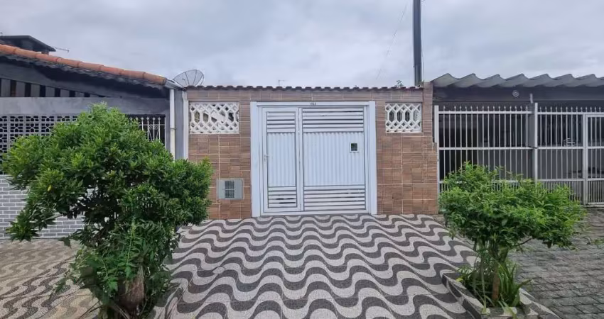Casa com 02 dormitórios no caiçara, á 400 metros da praia!!!