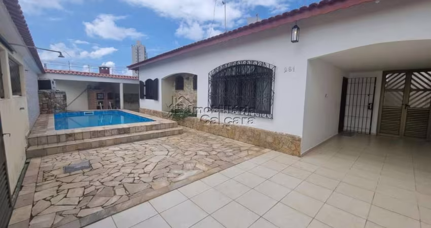 Casa com 02 dormitórios, com piscina á 200 metros da praia no Jardim Imperador!!!