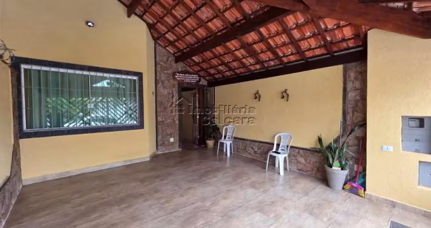 Casa com 02 dormitórios, sendo 01 suíte, á 300 metros da praia, sem nada para fazer !!