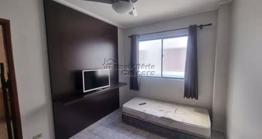 Apartamento com 01 dormitório no centro do caiçara, á 300 metros da praia