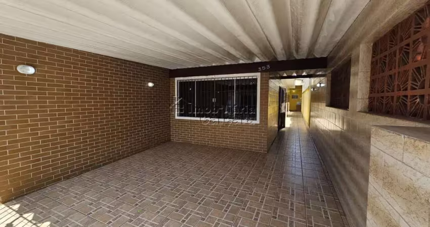 Casa no centro do caiçara com 02 dormitórios, á 300 metros da praia!!!