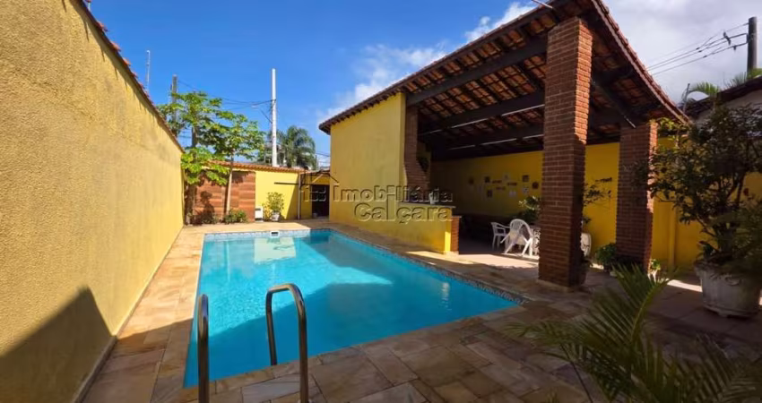 Casa com 04 dormitórios, com piscina, á 100 metros da praia no Solemar!!!