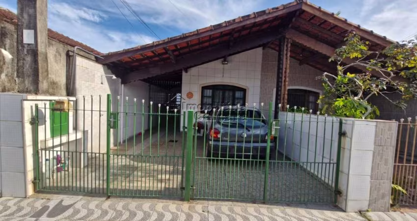 Casa á venda com 03 dormitórios, á 300 metros da praia no Solemar!!