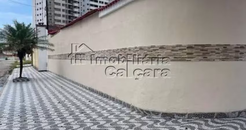 Casa com piscina no caiçara, á 100 metros da praia!!!