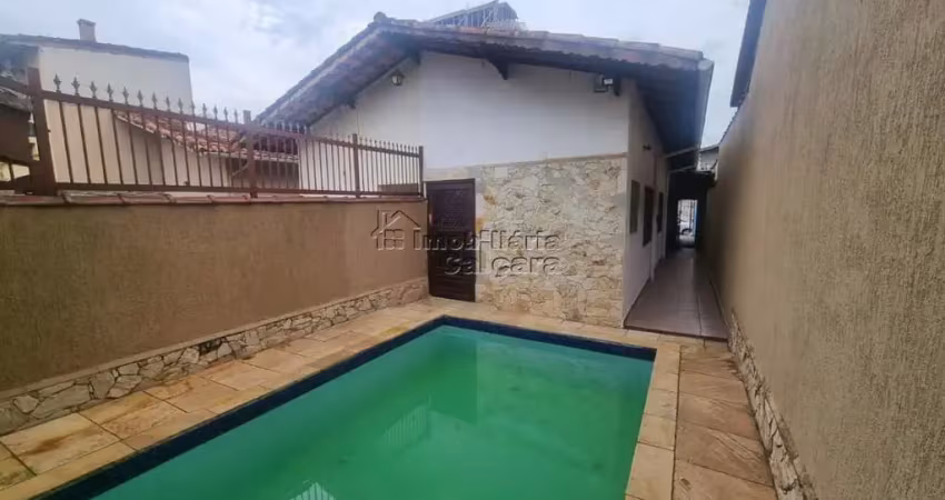 Casa com piscina no caiçara, á 200 metros da praia!!!