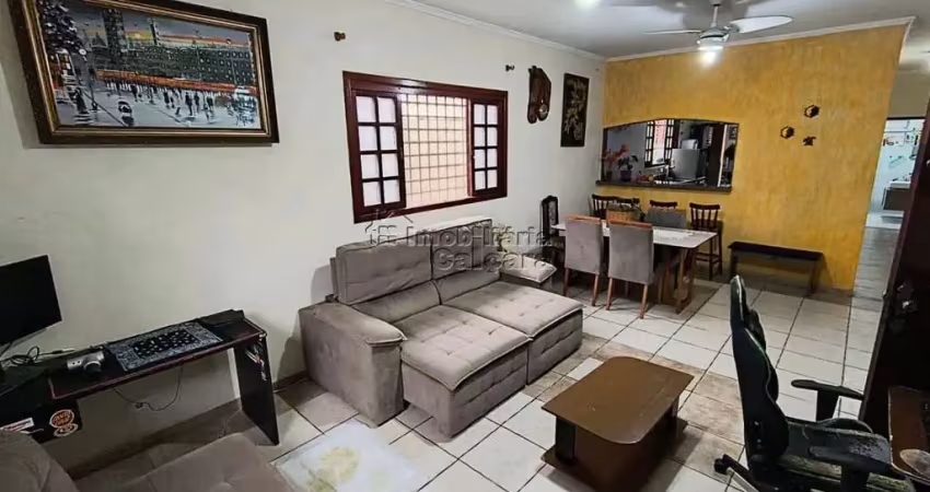 Casa com 03 dormitórios no maracanã, á 400 metros da praia, agende sua visita!