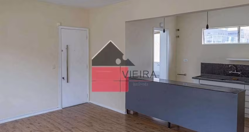 Apartamento com excelente localização, recém reformado e com todos as comodidades próximas, à venda