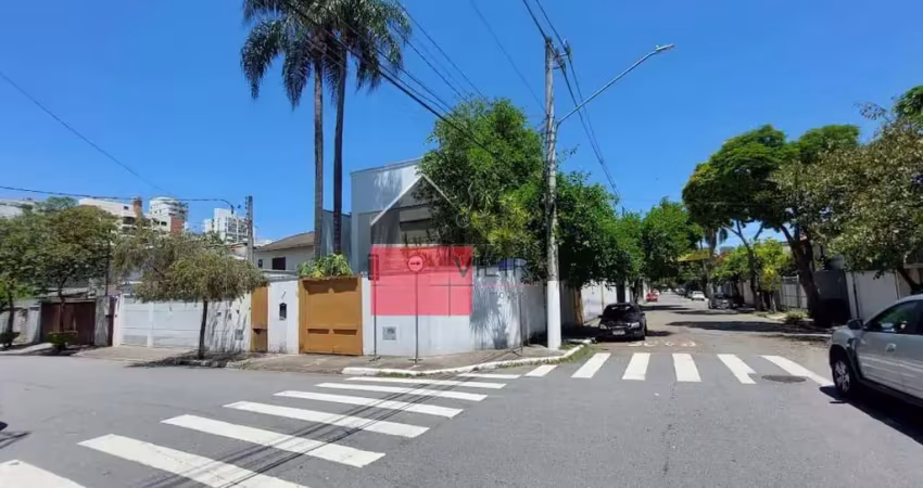 Casa / Sobrado com Potencial para Reforma, com 3 dormitórios, Piscina, Quintal, 4 Vagas, 477 m2 - R