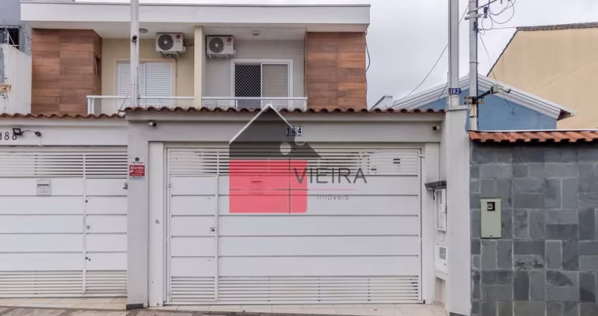 Sobrado com 3 suítes, quintal com churrasqueira e cobertura retrátil, sistema de energia elétrica s