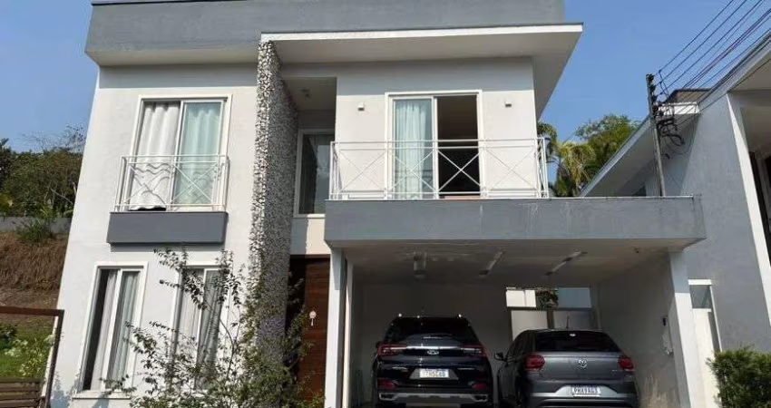 Casa lindíssima, dois andares, 250m². 04 quartos, completamente mobiliada, residencial Tridentes