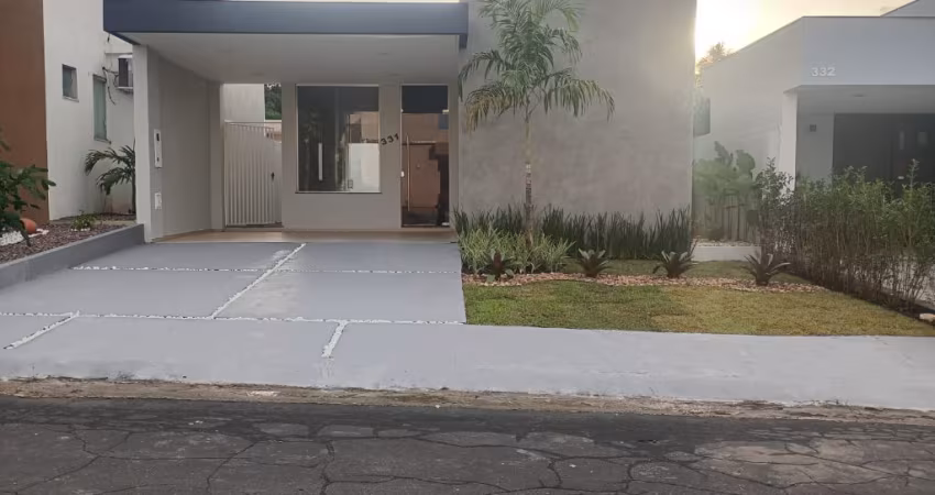Casa térrea com 03 suítes, condomínio Forest Hiils, bem localizada