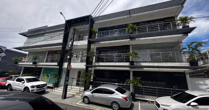 Sala comercial com 30m² no bairro São Francisco com vagas de garagem, não paga água nem condomínio