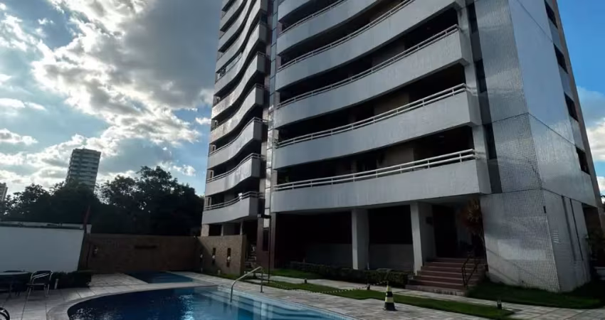 Apartamento com 165m², 4 suítes, 7º andar, 3 vagas, reformado, financiável.