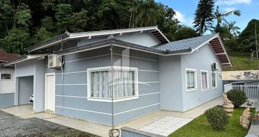 Excelente casa com piscina a venda no bairro Glória !!