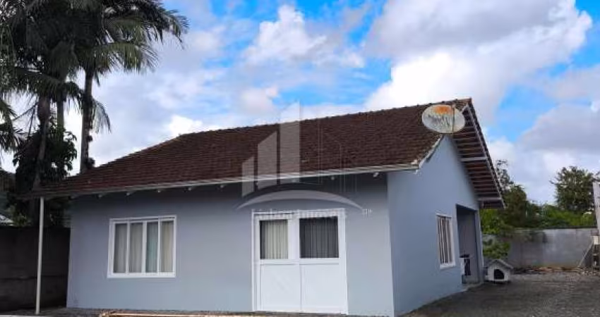 Casa com terreno amplo no Vila Nova!