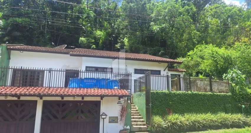Casa AVERBADA com 2 suítes no bairro Glória!