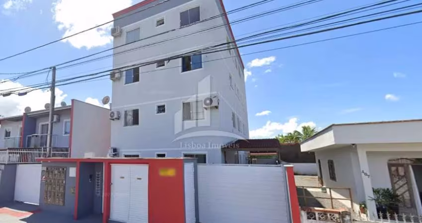 Apartamento térreo semimobiliado no Aventureiro!