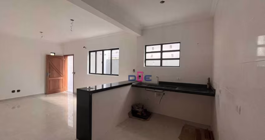 Casa sobreposta térrea com 3 suítes sendo 1 privativa e 2 americanas, no Embaré só 950 mil com 2 vagas. Novinha!!!