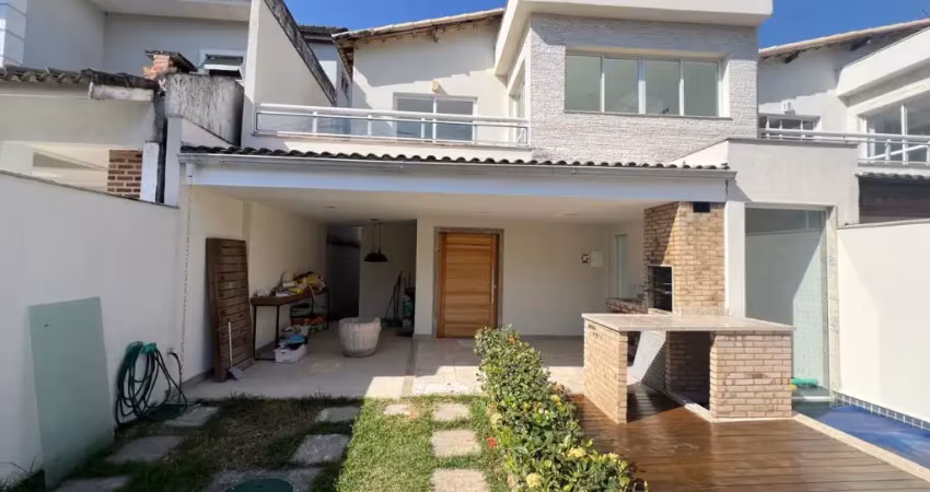 Vargem pequena casa 3 suítes com piscina, churrasqueira, em condomínio