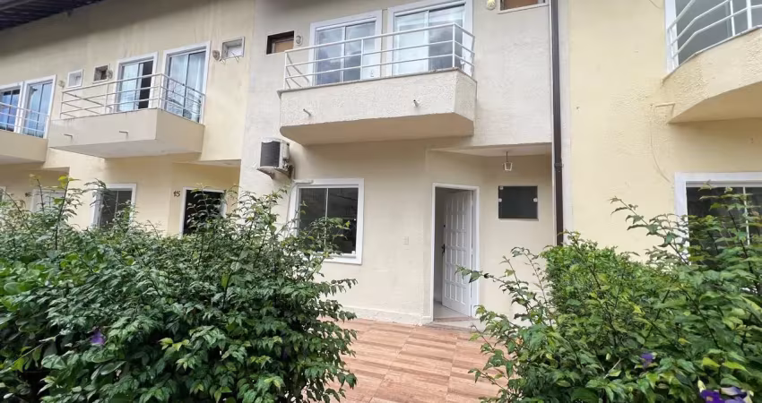 Vargem grande casa duplex em condomínio com armários planejados