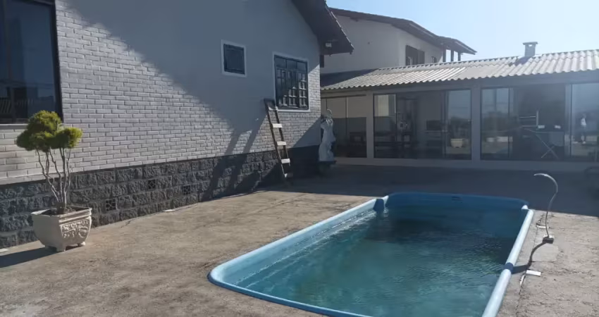 Casa espaçosa com piscina e edícula no centro de são josé!
