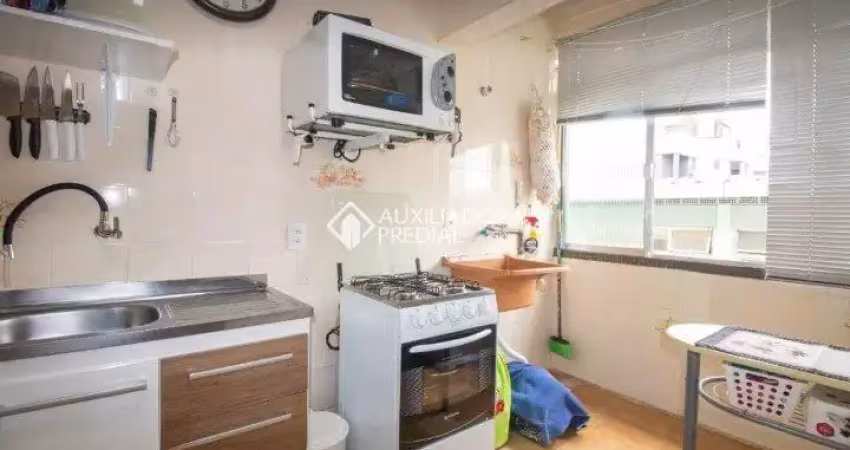 Apartamento de 2 dormitórios, de fundos, banheiro, sala cozinha