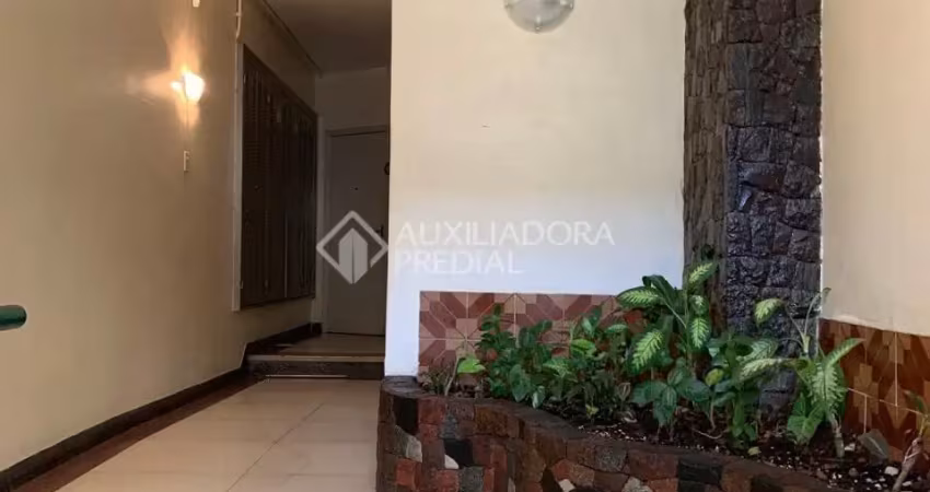 Apartamento impecável no centro histórico, composto por living para dois ambientes com cozinha integrada, dois quartos, banheiro social e lavabo, hall de entrada