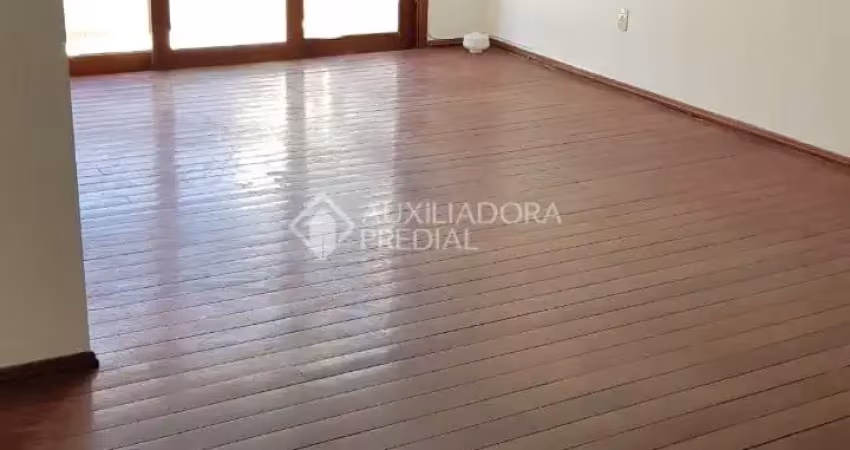 Apartamento bem localizado com 3 quartos otima localização bairro mont serrat