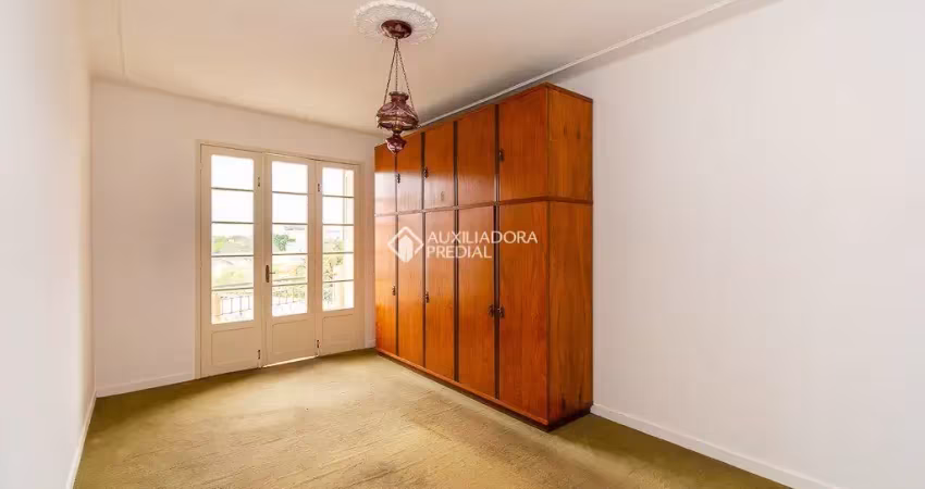 Apartamento de frente, com 92m² privativos distribuídos em 3 dormitórios sendo um deles com sacada.