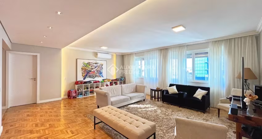 Amplo apartamento reformado com 168 m² de área privativa, localizado em região nobre entre a independência e a cristóvão colombo. um imóvel espaçoso, elegante e renovado com muito bom gosto, oferecend