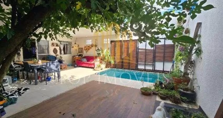 Casa em condomínio fechado, 2 dormitorios, com piscina aquecida, area gourmet Repleto de Planejados